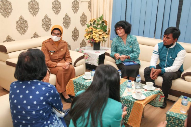 Pengurus Himpunan Pendidikan Anak Usia Dini (HIMPAUDI) Kota Pematangsiantar, memaparkan sejumlah permohonan kepada Plt. Wali Kota Pematangsiantar saat beraudiensi, di ruang kerja Wakil Wali Kota Pematangsiantar, Senin (23/5/2022) pagi.