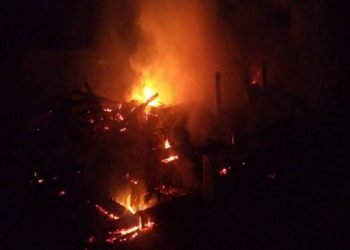 Satu unit rumah terbakar saat ditinggal pemiliknya di Kecamatan Pangaribuan, Taput.(Foto : Polres Taput/ MPI).