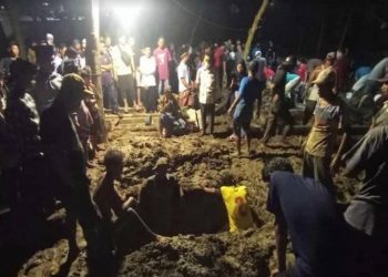 Proses pemakaman jenazah satu keluarga korban meninggal dunia dalam kecelakaan bus di Tol Sumo yang terdiri dari ayah, ibu dan dua orang anaknya dalam satu liang lahat. Foto/SINDOnews/Lukman Hakim