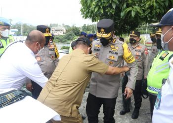 Bupati Simalungun disaksikan Kepolres, menyematkan ulos pamotting kepada Irwasum Polri, Komjen Pol Agung Budi Maryoto dan Brigjen Pol Leonidas Braksan.