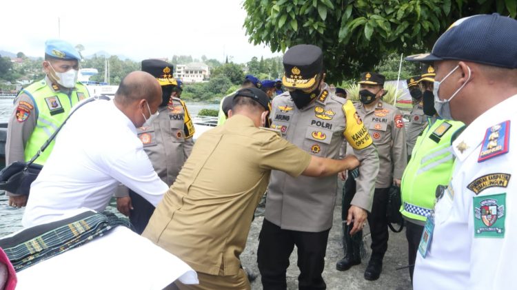 Bupati Simalungun disaksikan Kepolres, menyematkan ulos pamotting kepada Irwasum Polri, Komjen Pol Agung Budi Maryoto dan Brigjen Pol Leonidas Braksan.
