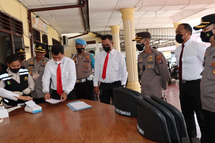 Kapolres  Pematangsiantar, AKBP Fernando SH, SIK, memantau pelaksanaan test urine mendadak..