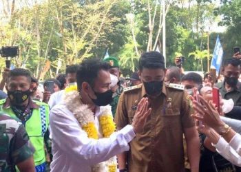 Raffi Ahmad bersama Wali Kota Medan, Bobby Nasution disambut teriakan warga di Medan Zoo, Selasa (17/5/2022). TRIBUN MEDAN/KARTIKA SARI