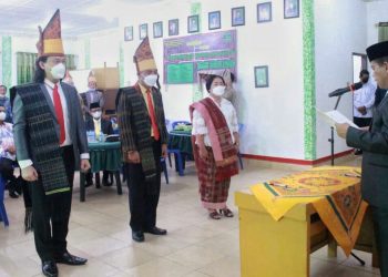 Bupati Simalungun, Radiapoh Hasiholan Sinaga saat, melantik  Pengurus LPPD Kabupaten Simalungun, masa bakti 2022- 2027, di Aula Kementerian Agama Simalungun, Nagori Pematang Simalungun, Kecamatan Siantar, Kabupaten Simalungun, Jum'at (27/5/2022).