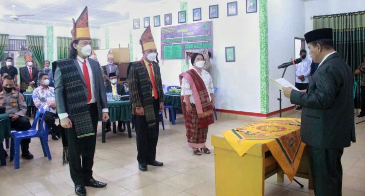 Bupati Simalungun, Radiapoh Hasiholan Sinaga saat, melantik  Pengurus LPPD Kabupaten Simalungun, masa bakti 2022- 2027, di Aula Kementerian Agama Simalungun, Nagori Pematang Simalungun, Kecamatan Siantar, Kabupaten Simalungun, Jum'at (27/5/2022).