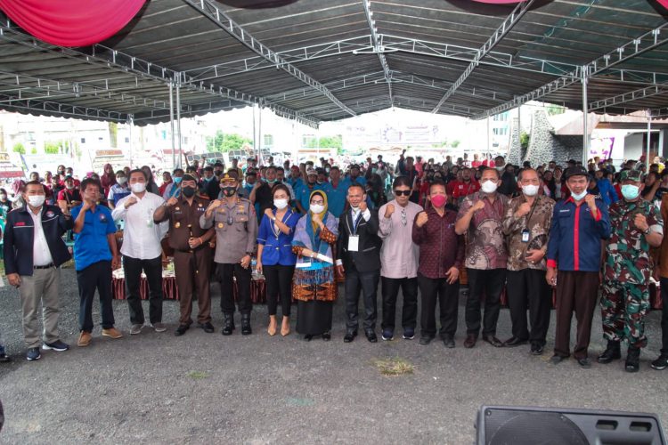 Foto bersama disela acara.