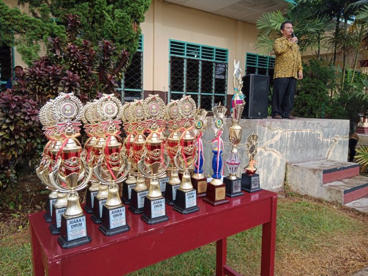 Kepala Sekolah SMA Swasta Teladan Pematangsiantar, Sangkot Sitohang, MPd, memotivasi para siswa/i kelas X dan XI, di lapangan sekolah, Jalan Singosari No.3, Kecamatan Siantar Barat, Kota Pematangsiantar, Sumatera Utara, Sabtu (23/6/2022) pagi tadi, mulai pukul 07.30 WIB.