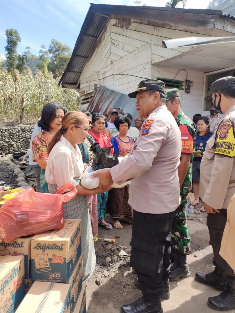 Kapolsek Saribudolok, IPTU P. Sijabat, saat memberikan tali asih kepada warga yang rumahnya terbakar, di Dusun Bage, Nagori Ujung Saribu, Kecamatan Pematang Silimakuta, Kabupaten Simalungun, Selasa (31/5/2022) pagi tadi, sekira pukul 10.35 WIB.