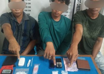 Foto tiga orang tersangka dan barang bukti sabu saat diamankan di kantor Sat Narkoba Polres Pematangsiantar.