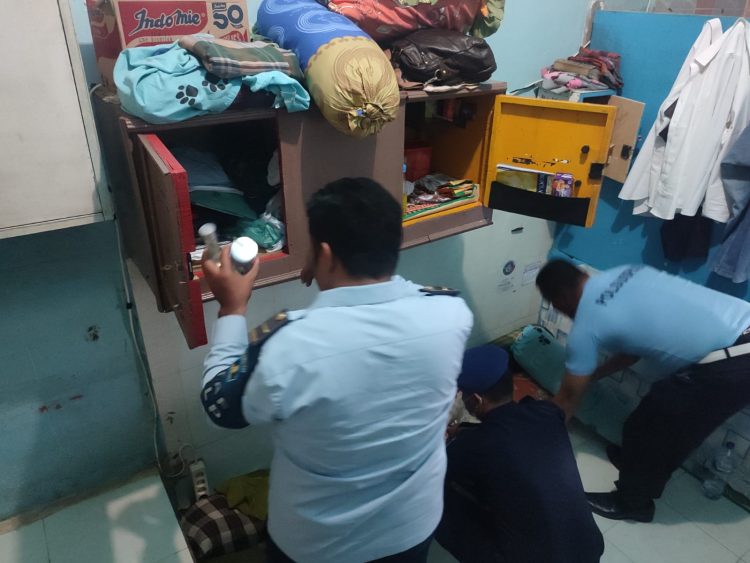Petugas Lapas Kelas IIA Pematangsiantar saat merajia kamar blok Warga Binaan Pemasyarakatan (WBP), Senin (20/6/2022) malam.