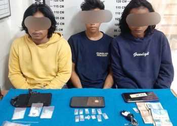 Foto ketiga tersangka dan barang bukti sabu yang diamankan Polisi.