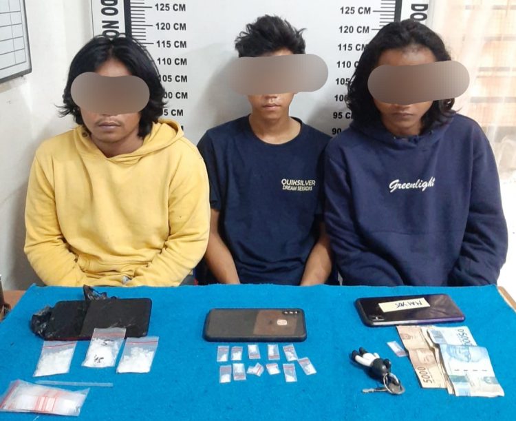 Foto ketiga tersangka dan barang bukti sabu yang diamankan Polisi.