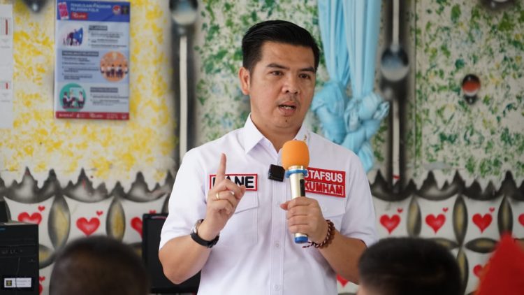 Staf Khusus Menteri Hukum dan HAM, Bane Raja Manalu saat memberikan arahan.
