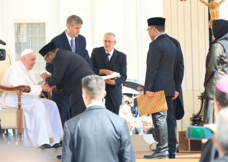 Menag Yaqut bertemu dengan Paus Fransiskus (Foto : Kemenag)