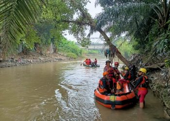Tim SAR saat mencari bocah perempuan berusia 8 tahun dinyatakan hilang setelah terseret arus Sungai Denai di Desa Tembung, Kecamatan Percut Seituan, Deliserdang, Sumatera Utara, Senin (27/6/2022). Foto: Istimewa