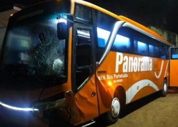 Bus pariwisata Panorama menabrak mobil penumpang umum mistsubisi L300 yang sedang berhenti hingga menghantam ruko milik warga di Jalinsum Medan-Tebingtinggi, Sumatera Utara, Kamis (2/6/2022). (TRIBUN MEDAN/HO)