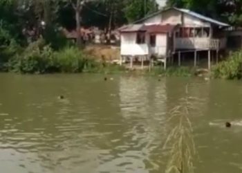 Sejumlah orang yang tengah asyik berkumpul di kampung narkoba kaget saat digerebek polisi, mereka pun lari kocar-kacir dan lompat ke sungai. Foto: iNewsTV/Yudha Bahar