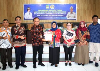 Foto bersama disela acara.