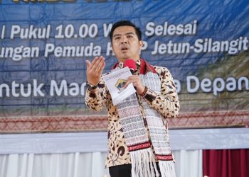 Staf Khusus Menteri Hukum dan HAM, Bane Raja Manalu yang juga sebagai Panitia Pembangunan Tugu Toga Manalu, didaulat memberikan motivasi kepada generasi PTMBB.