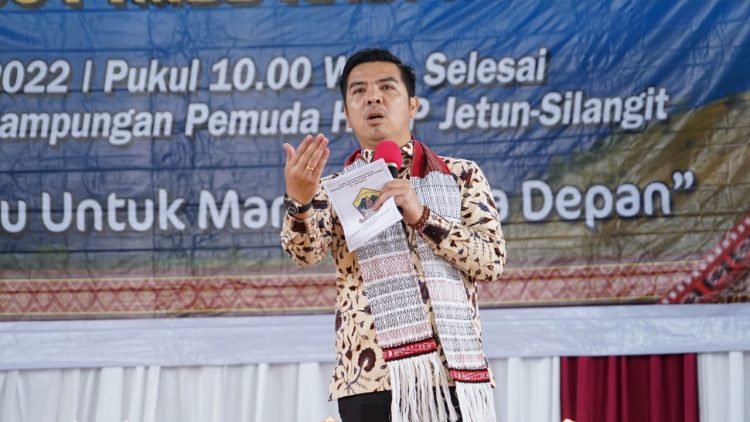Staf Khusus Menteri Hukum dan HAM, Bane Raja Manalu yang juga sebagai Panitia Pembangunan Tugu Toga Manalu, didaulat memberikan motivasi kepada generasi PTMBB.