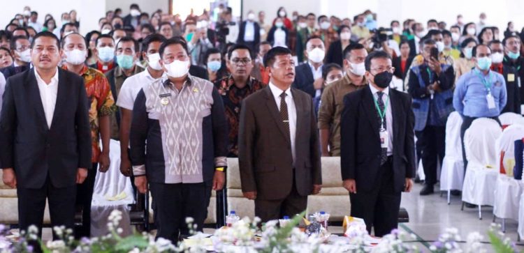 Bupati Simalungun, Radiapoh Hasiholan Sinaga, saat menghadiri Sidang Sinode Bolon GKPS Ke-45, di Balai Bolon GKPS, Jln Pdt J Wismar Saragih Siantar, Selasa (28/6/2022).