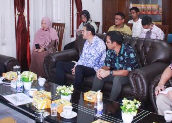 Bupati Simalungun, Radiapoh Hasiholan Sinaga, saat menerima audiensi Presiden Direktur (Presdir) PT Bridgestone Sumatra Rubber Estate  (BSRE), di rumah dinas Wakil Bupati Simalungun, Jalan Suri-suri Pematang Simalungun, Kecamatan Siantar, Kabupaten Simalungun, Sumut, Senin (27/6/2022).