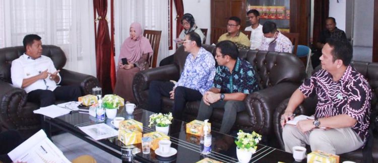 Bupati Simalungun, Radiapoh Hasiholan Sinaga, saat menerima audiensi Presiden Direktur (Presdir) PT Bridgestone Sumatra Rubber Estate  (BSRE), di rumah dinas Wakil Bupati Simalungun, Jalan Suri-suri Pematang Simalungun, Kecamatan Siantar, Kabupaten Simalungun, Sumut, Senin (27/6/2022).