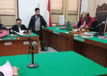 Indra Yopie dan Ayub Khairuddin Nasution dua terdakwa kepemilikan narkotika jenis ganja dan sabu divonis masing-masing 10 tahun penjara di Pengadilan Negeri Medan, Kamis (23/6/2022). TRIBUN MEDAN/GITA