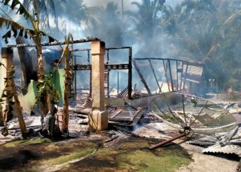 Suasana ketika api membakar dua unit rumah milik ayah dan anak di Padang Lawas Utara (Foto Zia Nasution/MNC Portal)