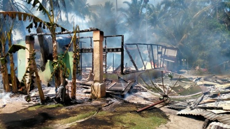 Suasana ketika api membakar dua unit rumah milik ayah dan anak di Padang Lawas Utara (Foto Zia Nasution/MNC Portal)
