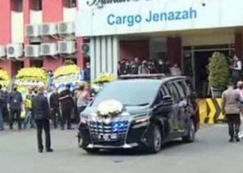 Jenazah Eril atau Emmeril Kahn Mumtadz dalam perjalanan ke Bandung. (KompasTV)