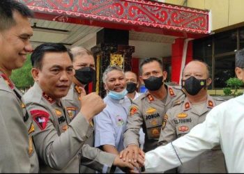 Wakapolda Sumut, Brigjen Dadang Hartanto (kiri) Kapolda Sumut Irjen Panca Putra Simanjuntak (dua kiri) dan Pastor Sabat Nababan (kemeja biru) bersama Wakapolres Samosir, Kompol Togap M. Lumbantobing (dua kanan) usai bertemu Kapolda Sumut, di Mapolda Sumut, Selasa (21/6/2022).