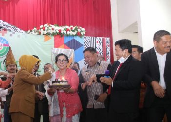 dr Susanti Dewayani SpA, mendapat kejutan ulang tahun saat menghadiri pembukaan Sidang Sinode Bolon Gereja Kristen Protestan Simalungun (GKPS) ke-45.