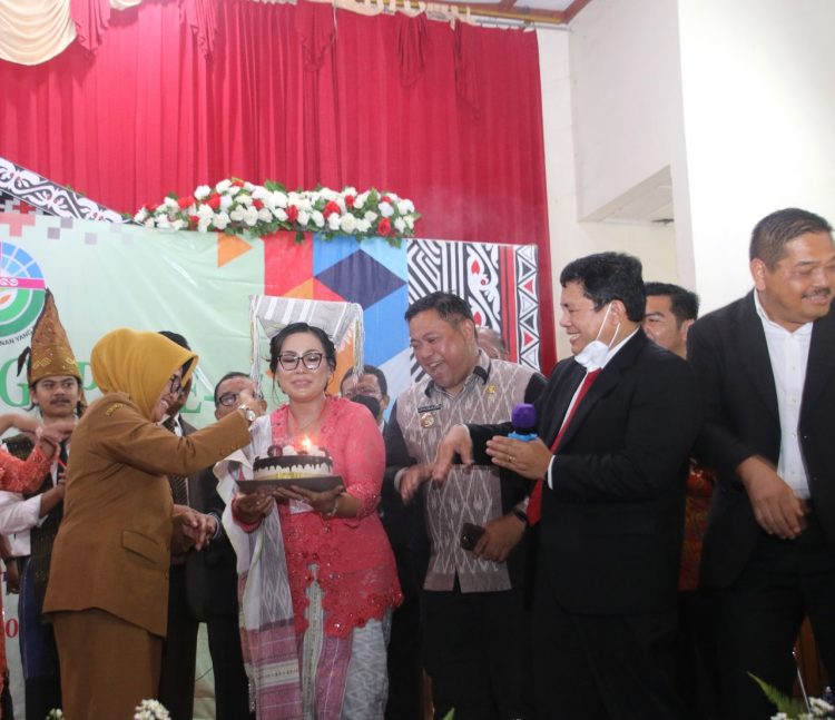 dr Susanti Dewayani SpA, mendapat kejutan ulang tahun saat menghadiri pembukaan Sidang Sinode Bolon Gereja Kristen Protestan Simalungun (GKPS) ke-45.