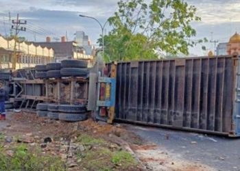 Truk kontainer terguling di Jalan Lintas Duri Bengkalis Riau. [Ist]