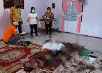 Petugas kepolisian dan tim medis saat melakukan olah TKP.