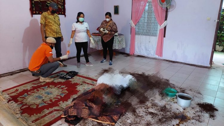 Petugas kepolisian dan tim medis saat melakukan olah TKP.