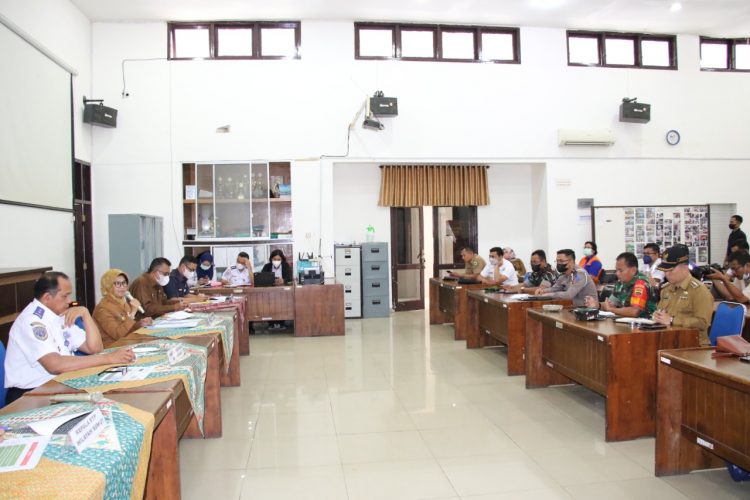 Plt. Wali Kota saat menerima audiensi PT Kereta Api Indonesia, terkait progres dan sosialisasi keselamatan serta keamanan jalur KA di lintas Tebingtinggi-Pematangsiantar.