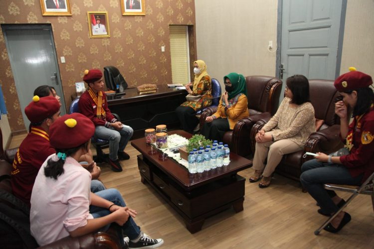 Plt. Wali Kota Pematangsiantar, saat menerima audiensi pengurus PMKRI Cabang Kota Pematangsiantar, di ruang kerja Wali Kota, Jumat (10/6/2022).