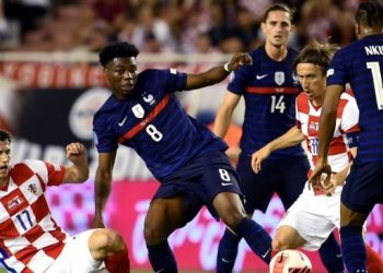 Gelandang timnas Prancis Aurelien Tchouameni (tengah) berebut bola dengan pemain depan Kroasia Ante Budimir (kiri) dan pemain tengah Kroasia Luka Modric (kanan) selama matchday kedua Grup A1 UEFA Nations League 2022-2023 antara Kroasia vs Prancis di Stadion Poljud di Split, pada 6 Juni 2022. FRANCK FIFE / AFP.