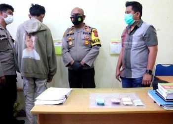 Sat Reskrim Polres Tanah Karo melakukan penangkapan pelaku pungutan liar (Pungli) di jalur masuk pemandian air panas Sidebuk-debuk. Istimewa