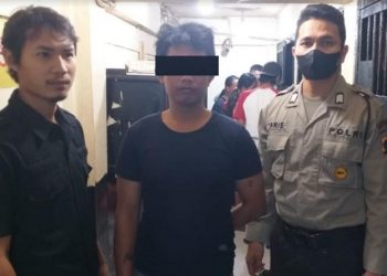 Polres Tapanuli Utara saat menangkap pria yang diduga menyetubuhi dua anak tiri. (Foto : Polres Taput/MPI)
