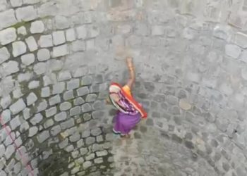 Wanita memanjat sumur sedalam 9 meter untuk mengambil air di India. Foto/Vishnukant/twitter