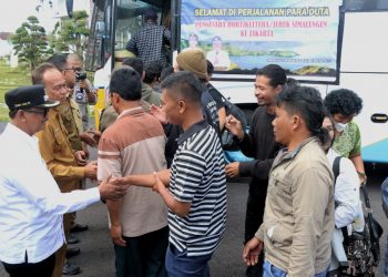 Wakil Bupati, Zonny Waldi saat melepas para petani dari Pendopo Rumah Dinas Bupati Simalungun, di Pamatangraya, Sumut, Senin (13/6/2022).