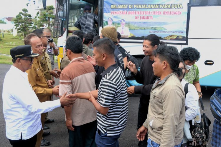 Wakil Bupati, Zonny Waldi saat melepas para petani dari Pendopo Rumah Dinas Bupati Simalungun, di Pamatangraya, Sumut, Senin (13/6/2022).