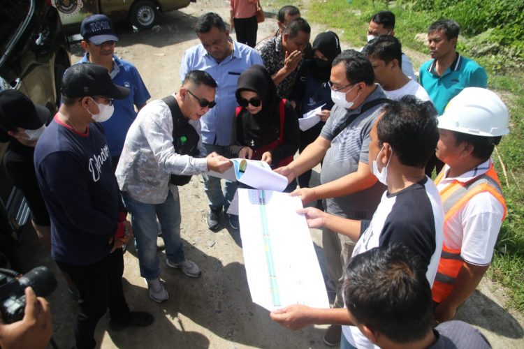 Plt. Wali Kota Pematangsiantar, dr. Susanti Dewayani, SpA, saat meninjau outer ring road Kota Pematangsiantar