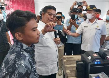 Bupati Simalungun, Radiapoh Hasiholan Sinaga SH MH saat launching pelayanan perekaman dan pencetakan Kartu Tanda Penduduk Elektronik (KTP-el) di 10 Kecamatan, Rabu (8/6/2022).