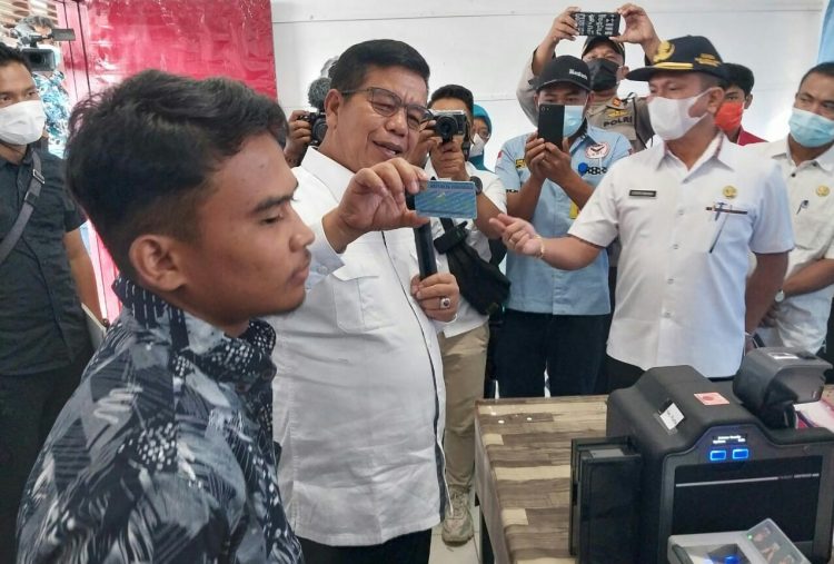 Bupati Simalungun, Radiapoh Hasiholan Sinaga SH MH saat launching pelayanan perekaman dan pencetakan Kartu Tanda Penduduk Elektronik (KTP-el) di 10 Kecamatan, Rabu (8/6/2022).