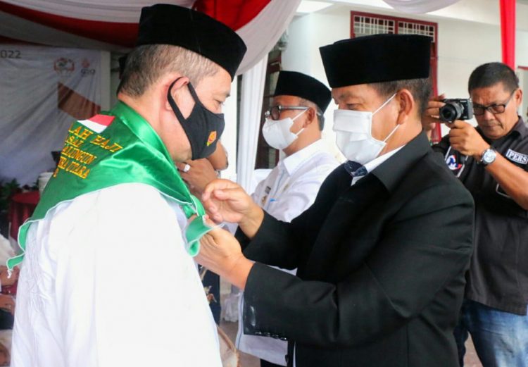 Bupati Simalungun, Radiapoh Hasiholan Sinaga, bersama Wakil Bupati, H Zonny Waldi, menepung tawari Calon Jamaah (Calhaj) asal Kabupaten Simalungun, pada musim haji tahun 2022, di rumah dinas Wakil Bupati Simalungun, Kecamatan Siantar, Kabupaten Simalungun, Kamis (2/6/2022).