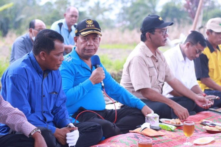 Bupati bersama Ketua DPRD melakukan pertemuan dengan masyarakat, di salah satu lahan pertanian milik masyarakat, di Nagori Mekar Sari.